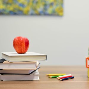 Estudiantes en clase de inglés nivel principiante A1