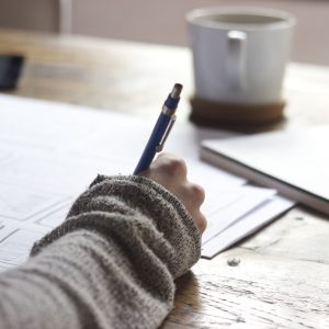 Estudiante concentrada en curso de inglés avanzado C1