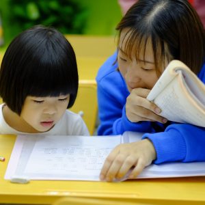 Niños aprendiendo inglés de forma divertida en clase infantil
